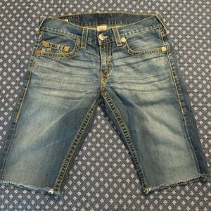 True Religion Bobby Big T Relaxed Straight Leg Jean Shorts Size 34